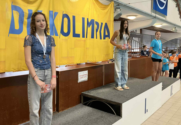 Szépen csillogó bronzérem az úszók diákolimpiájáról.