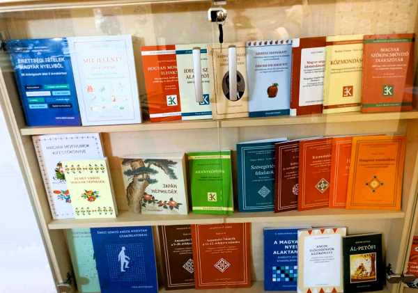Pályázatnak köszönhetően bővült a könyvtárunk