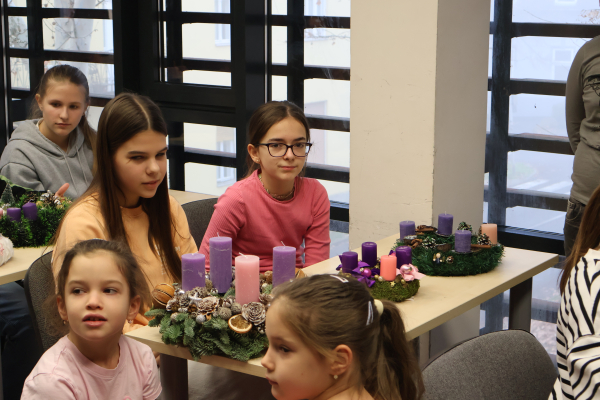 Iskolalelkészünk, Holló Gábor atya megáldotta az adventi koszorúkat, és meggyújtottuk az első lila gyertyát