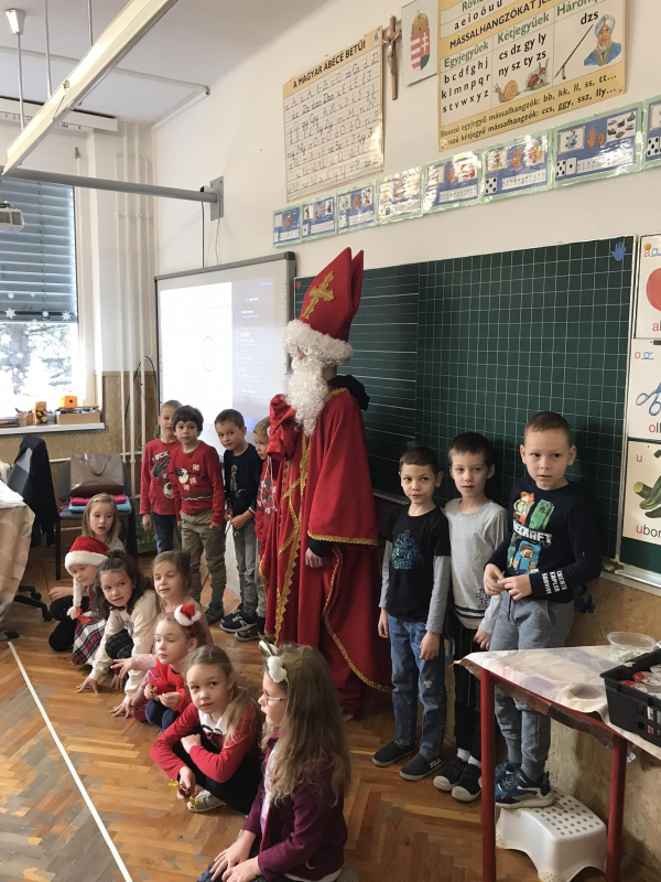 Idén is megemlékeztünk iskolánkban Szent Miklós püspökről, aki oly sok embernek okozott örömet felebaráti szeretetével majd’ két évezreddel ezelőtt.