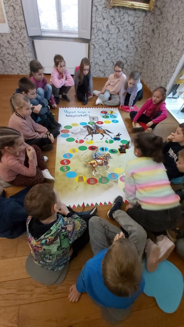 „Itt az óra, itt az óra! Aki vitéz, fel a lóra!...”