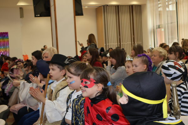 Alsós farsangi kavalkád a Bartók téren