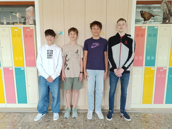 Két gyakorlós csapat  az élen a Neumann matematikaversenyén