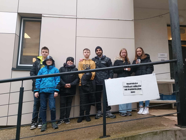 Majd' 14 tonna papír borította el a Bartók teret