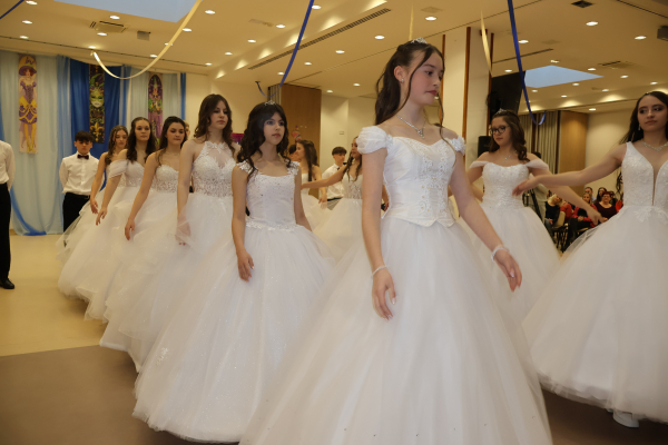 🎭 Felsős farsangi mulatság a Bartók téren