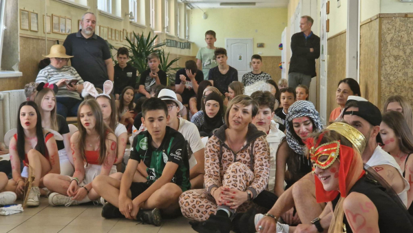 Szerenád és bolondballagás a Bartók téri épületben