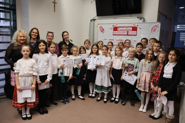 ESZTERLÁNC NÉPDALÉNEKLÉSI VERSENY   
