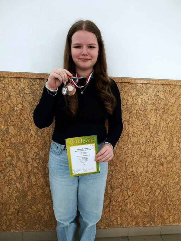 Kiss Emma a 8. B osztály kiválósága  nem csak a tanulmányi versenyeken, hanem challenge utánpótlás aerobik kategóriában is több érmet  szerzett a tanév során.   