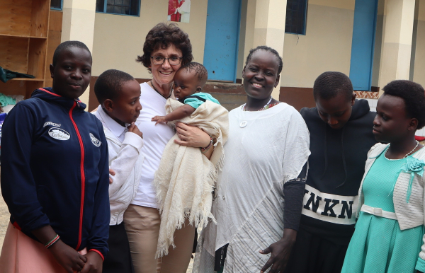 Hakuna matata!  Szeredi Györgyi tanárnő Kenyában végzett önkéntes munkát egy árvaházában