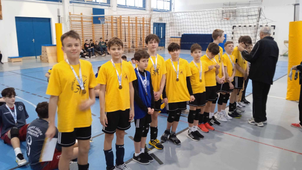 A kisebbek után IV. korcsoportban is regionális országos döntőbe kerültek iskolánk fiú röplabdásai a Diákolimpián.