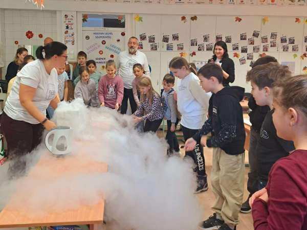 Rendhagyó természettudományos tanóra a Bartók téren: Mindennapok kémiája